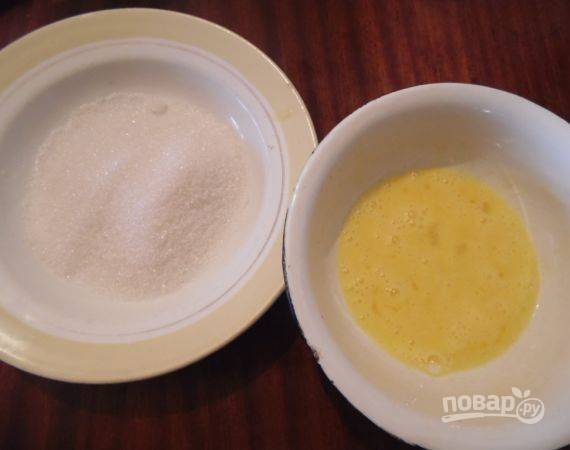 В мисках выложите сахар и взбитое яйцо. Обмакните рогалик сначала в яйцо, затем в сахар.
