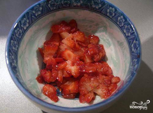 3. Размять несколько ягод клубники и перемешать с йогуртом.