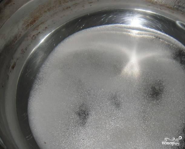 Возьмите кастрюльку, в которую вместятся пять литров воды. Влейте в нее очищенную питьевую воду и поставьте на сильный огонь. Всыпьте сахар и перемешайте до полного растворения. 