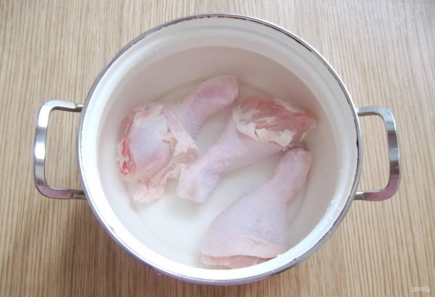 Сварите куриный бульон. Для этого курицу помойте и выложите в кастрюлю, залейте водой. Доведите до кипения, затем огонь уменьшите и снимите пену.