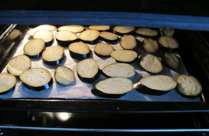 Баклажаны и картофель запекаем в духовке до полуготовности.
