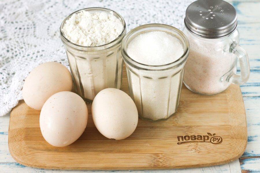 Подготовьте указанные ингредиенты. Яйца лучше всего использовать охлажденные — белки взобьются в более пышную пену.