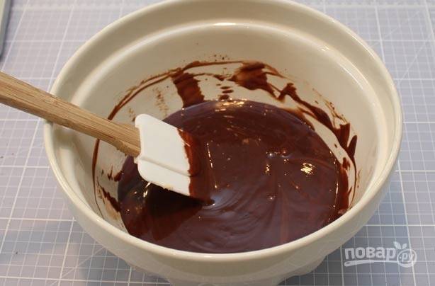 7.	Разломайте шоколад на мелкие кусочки и переложите в миску. Нагрейте сливки, но не доводите до кипения. Сразу влейте сливки к шоколаду, хорошенько размешайте лопаткой до однородной массы.