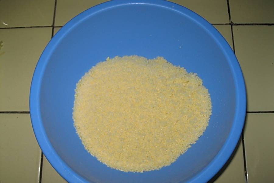 2. Вот так выглядит "мука", которая необходима по рецепту приготовления "Рафаэлло" из кукурузных палочек. 