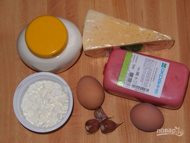 Заранее отварите яйца вкрутую. Остудите их и очистите от скорлупы.