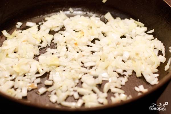 В сковородку налить растительное масло, добавить сливочное масло. Когда оба масла смешаются и нагреются выложить порезанный лук. Жарить около минуты.

