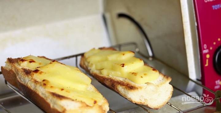 3. А теперь просто запекаем наши гренки сырные в тостере или в духовке. Приятного аппетита!
