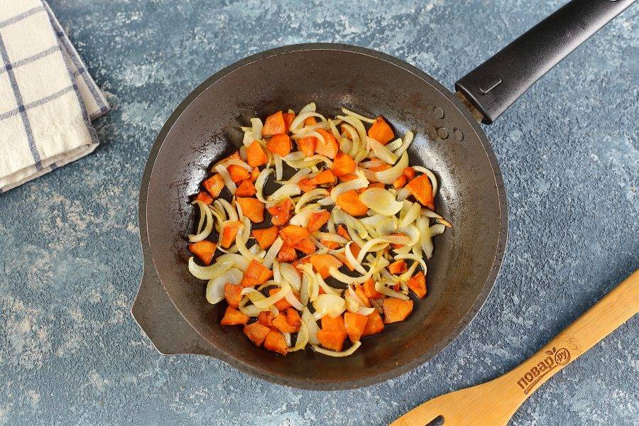 Лук и морковь измельчите произвольно и обжарьте до мягкости в сковороде. Для диетического питания можно пропустить этот шаг и исключить овощи.