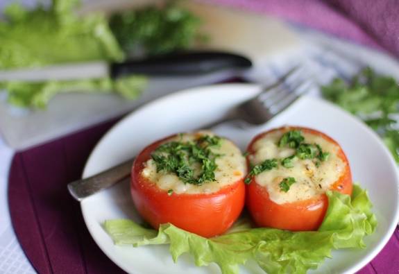7. Подавать помидоры можно как самостоятельное блюдо. Не забудьте украсить зеленью!