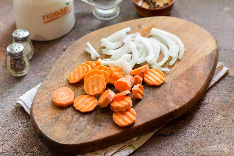 Очистите морковь и лук. Овощи вымойте и просушите. Лук нарежьте полукольцами, морковь можно нарезать фигурным ножом небольшими
кусочками.