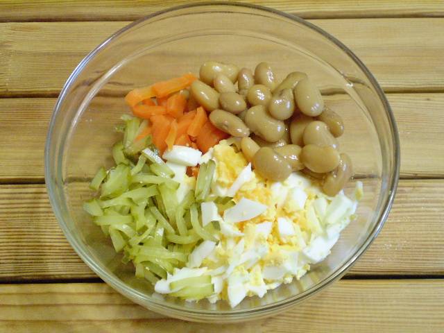 5. Собираем салат, соединяем овощи и яйца.