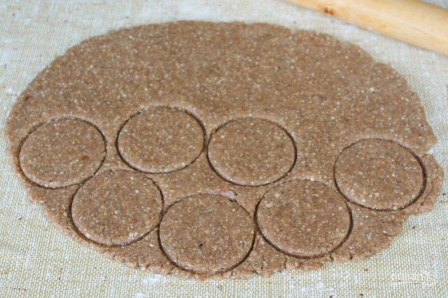 Раскатываем тесто толщиной 5 мм. и формой вырезаем круглое печенье. 