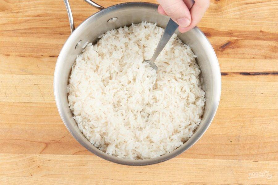 3. Приготовьте рис. В сотейнике обжарьте в течение 4-х минут кокос. Затем его уберите, а положите промытый рис и соль, влейте молоко и воду. Доведите до кипения, а потом варите рис до готовности около 16 минут. Потом добавьте кокос. Всё перемешайте.