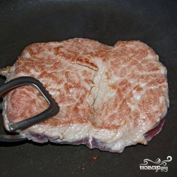 Спустя 30 секунд переворачиваем кусочек мяса. Переворачивать вилкой или чем-то острым не рекомендую - проткнете мясо, а это - строжайше запрещено при приготовлении бифштекса.