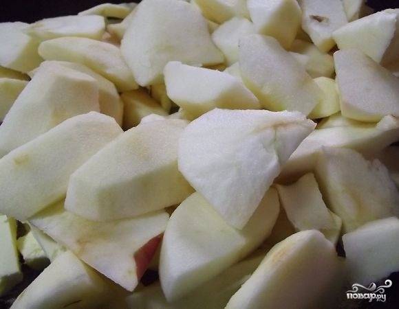 4. Для приготовления начинки масло нарезаем кусочками и отправляем на сковороду. Яблоки моем, очищаем от кожуры, удаляем семечки и нарезаем дольками. Отправляем их на растопленное масло. Тушим около пятнадцати минут. Добавляем к яблокам муку.