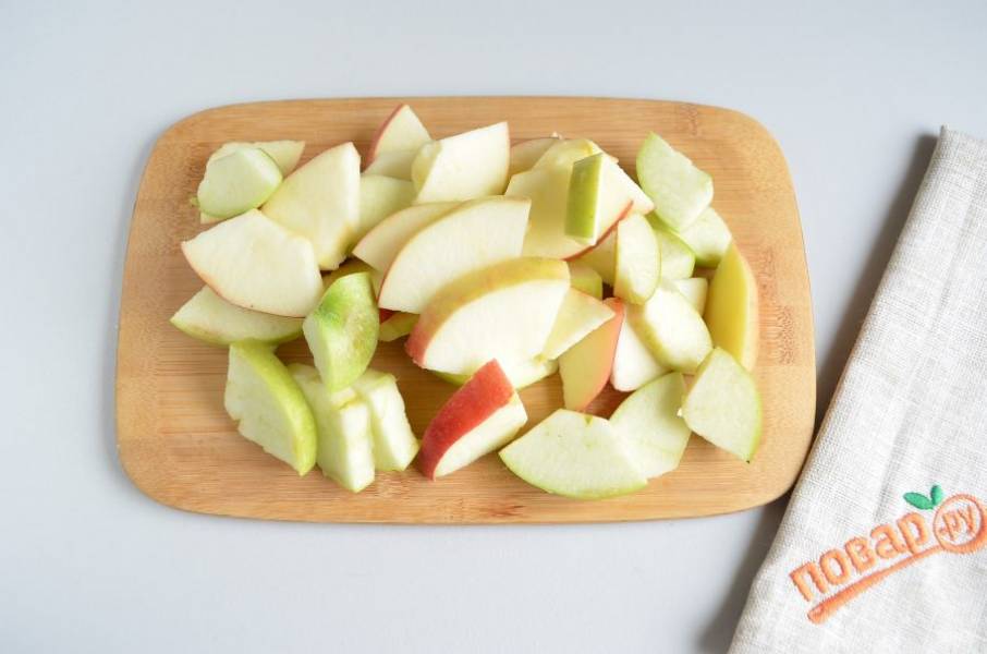 2. Вымойте тщательно яблоки и мяту. У яблок удалите сердцевину, порежьте ломтиками небольшими. 