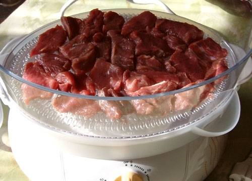 1. Мясо режем на кусочки, солим, перчим и выкладываем в чашу пароварки.
