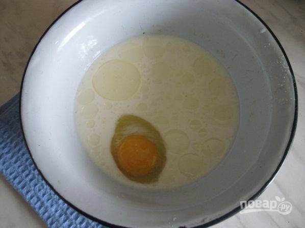 Потом добавьте яйцо и 2 ст. ложки масла. Массу перемешайте.