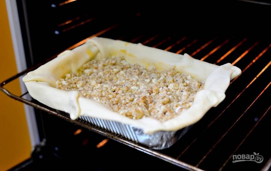 5. Распределите начинку в пирог и запекайте его в разогретой до 180 градусов духовке в течение 30 минут.