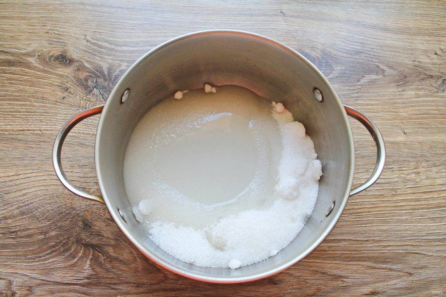 В тару с толстым дном влейте воду и всыпьте сахар. Поставьте на медленный огонь и доведите до кипения и растворения сахара.