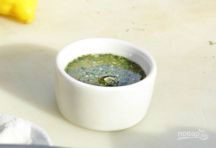 Рыба подается к столу с соусом. Он состоит из лимонного сока смешанного с медом, а также измельченным розмарином и тимьяном.