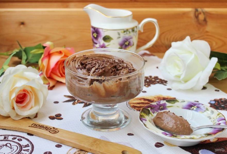 Посыпьте тертым шоколадом и подавайте на десерт.