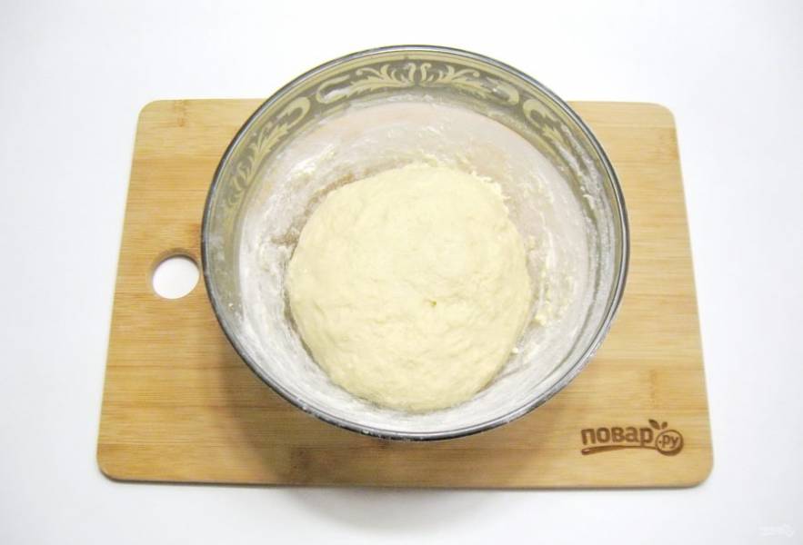 Замесите мягкое эластичное тесто и поставьте его в теплое место, накрыв пищевой пленкой.