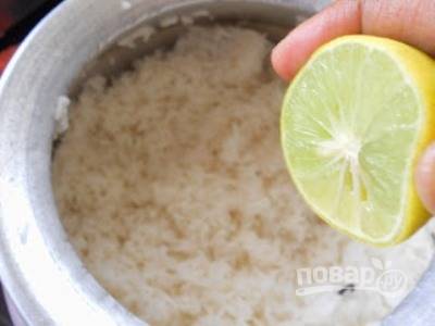 Рис отварите с шафраном и кориандром до готовности. Добавьте в него лимонный сок.