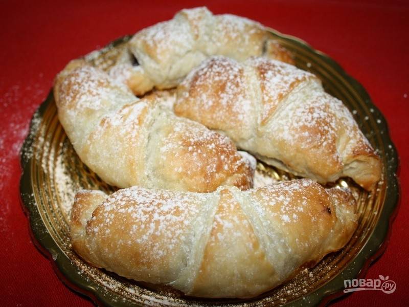 4.	Круассаны подайте горячими, посыпав сахарной пудрой. Просто и вкусно!