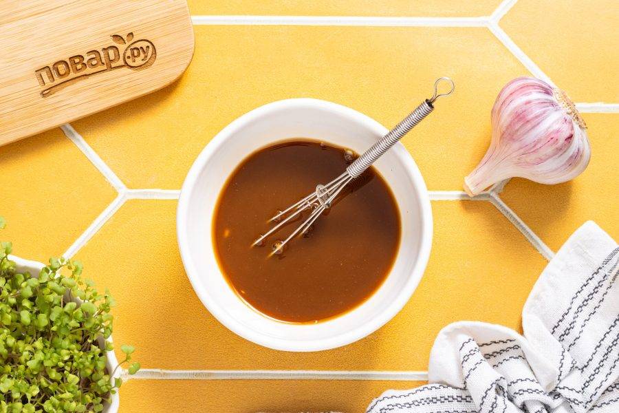 Для соуса смешайте воду с соевым соусом, рисовым уксусом, сахаром и пропущенным через пресс чесноком.