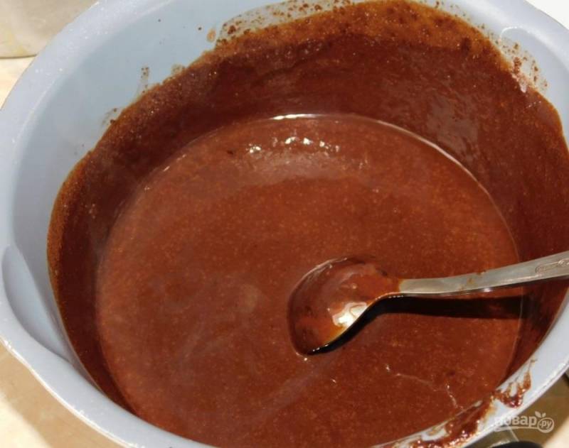 Шоколад соедините со сливками и растопите на водяной бане, постоянно помешивая.