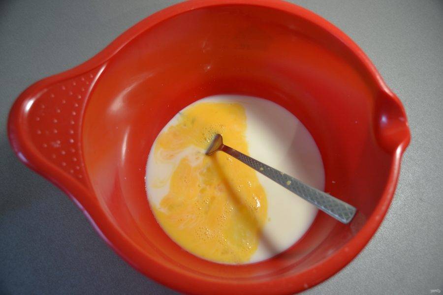 Разболтайте одно яйцо и добавьте к молоку.