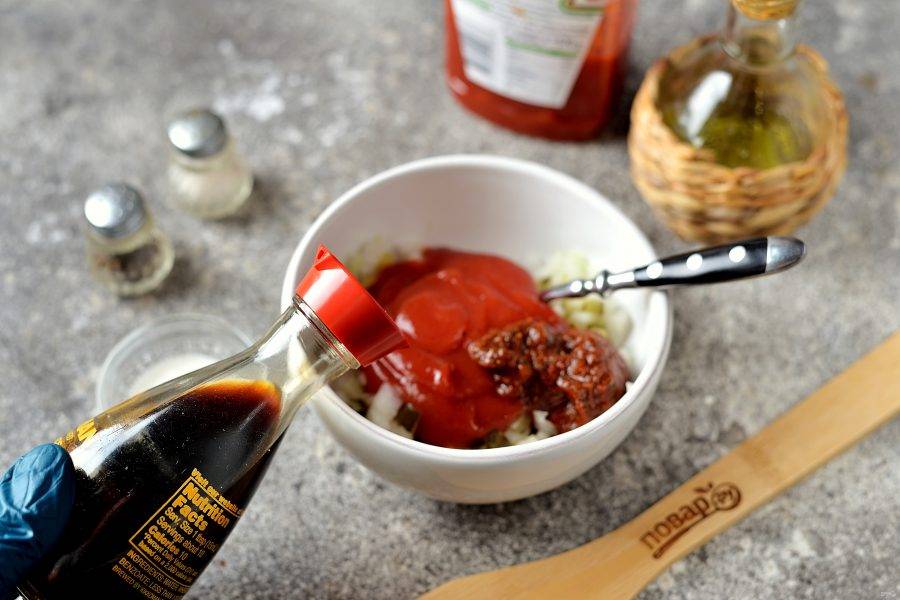 Выложите в пиалочку кетчуп, добавьте аджику, влейте светлый соевый соус.