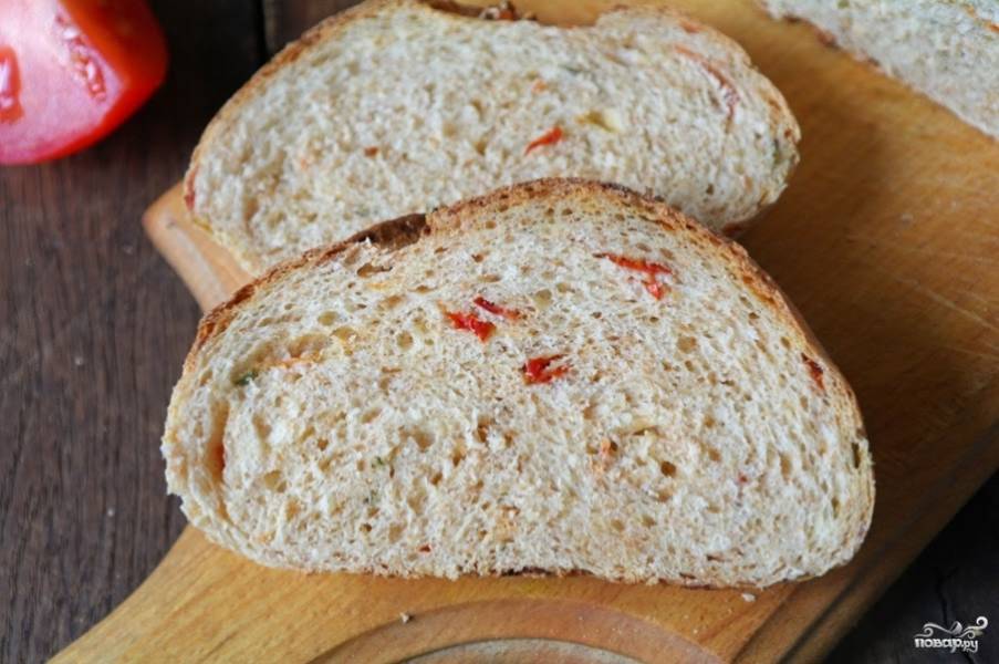 Готовый ароматный хлеб получается плотным и вкусным. 