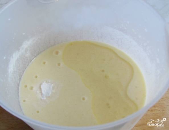 Взбиваем яйцо с кефиром. Досыпаем 5 ст. ложек сахара и щепотку соли вместе с содой и тремя ложками растительного масла. Просеиваем муку прямо в жидкость, непрерывно размешивая. 