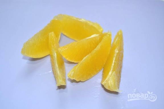 6. Апельсин очистите, нарежьте дольками.