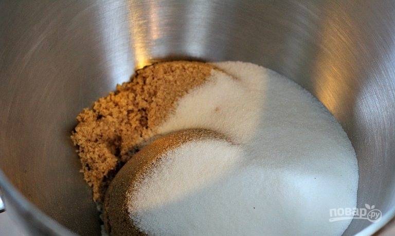 1.	В чашу миксера всыпьте муку, добавьте коричневый и белый сахар.