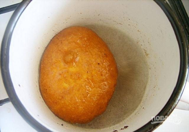 Сделайте фритюр из масла в глубокой кастрюле. Обжарьте в нём пончики.