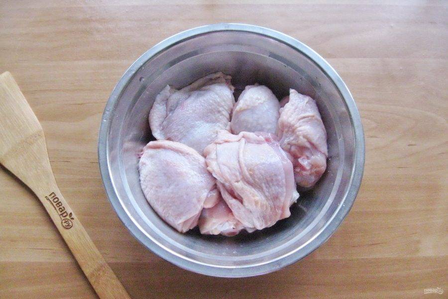 Курицу промойте и выложите в миску.
