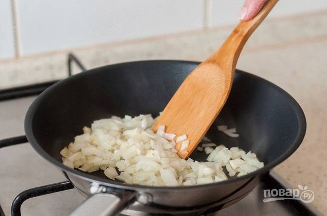 2. Параллельно разогрейте на сковороде сливочное масло. Очистите и измельчите лук, обжарьте его до прозрачности. Затем добавьте измельченный чеснок. 