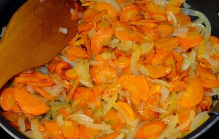 Морковь натрите на терке, а лук просто измельчите. Обжариваем овощи на растительном масле до легкой золотистой корочки.