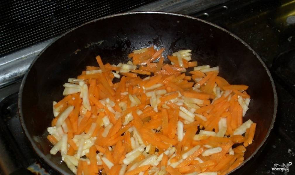 3.	Почистите морковь и сельдерей, порежьте маленькими брусочками. Шампиньоны порежьте небольшими кусочками. На сковородке пассеруйте овощи, грибы обжарьте.