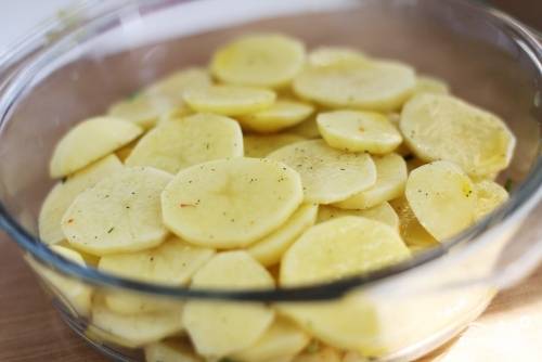 3.	Картофель также чистим и нарезаем кружочками.