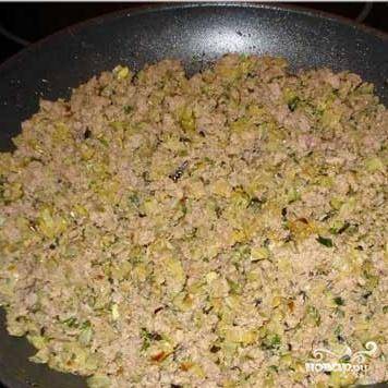 3. Если начинка получилась сухой, добавить еще мясной бульон. Накрыть крышкой и отставить в сторону.