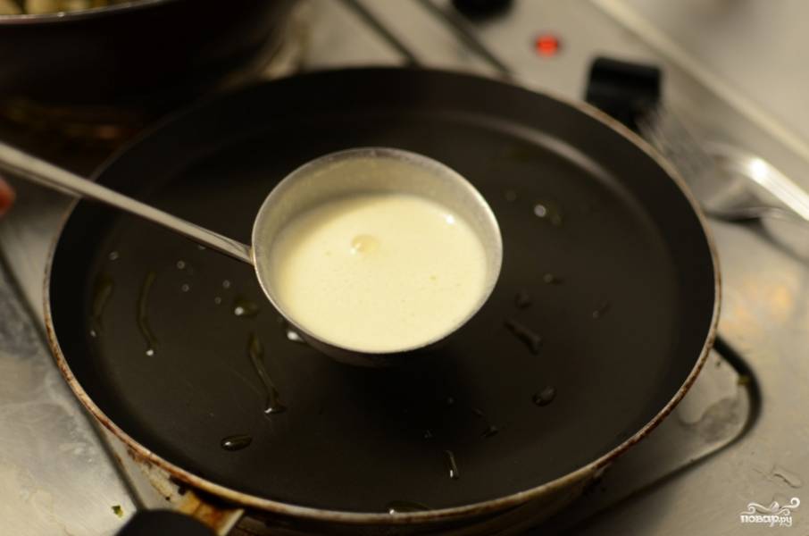 Расколите растительное масло на сковороде и приступайте к жарки блинчиков.