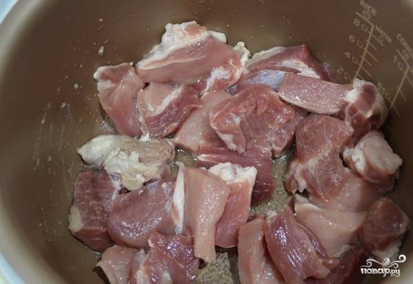 1. Перед тем, как приготовить картошку со свининой в мультиварке, порежьте мясо, предварительно его помыв. Затем обжарьте его в постном масле, включив в режиме «Жарка».