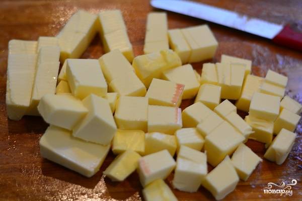 3. Когда печень почти готова, нарежьте сливочное масло небольшими кубиками. 