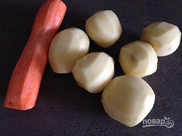 Морковь и картофель очистите и промойте.
