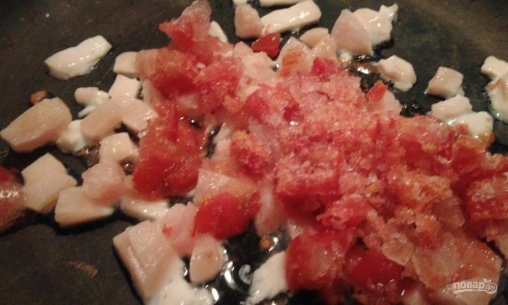 2. Добавьте к нему мелко нарезанные помидоры и перемешайте. Теперь мясо будет томиться в соку помидоров и готовиться.