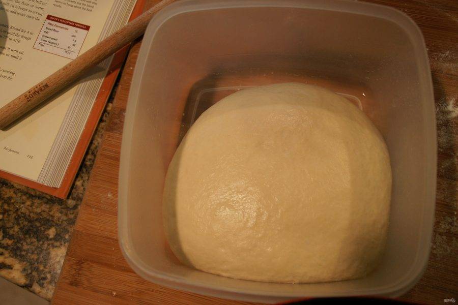 7.	Переложите тесто в миску и смажьте его растительным маслом со всех сторон. Накройте миску пленкой или полотенцем и оставьте на 60-90 минут. 